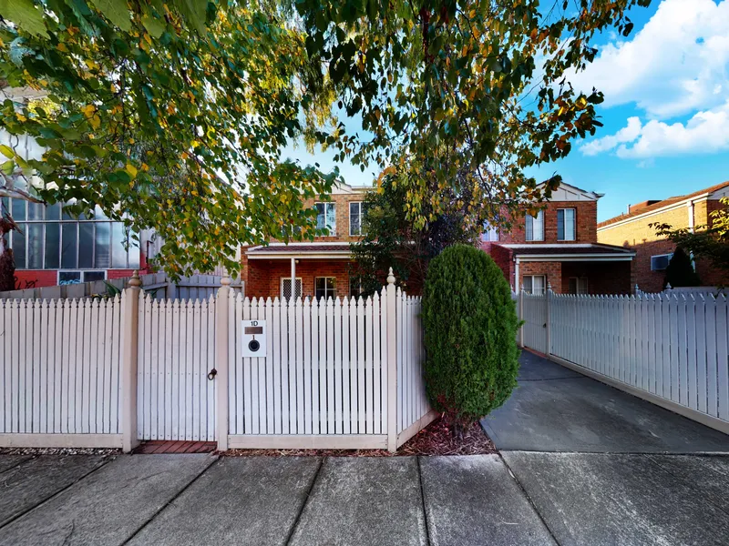 GREAT FAMILY TOWNHOUSE WITH ALL THE MODERN CONENVENIENCES