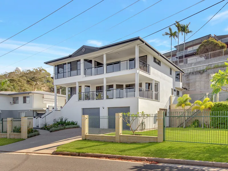 SUPERB HARBOUR VIEWS: