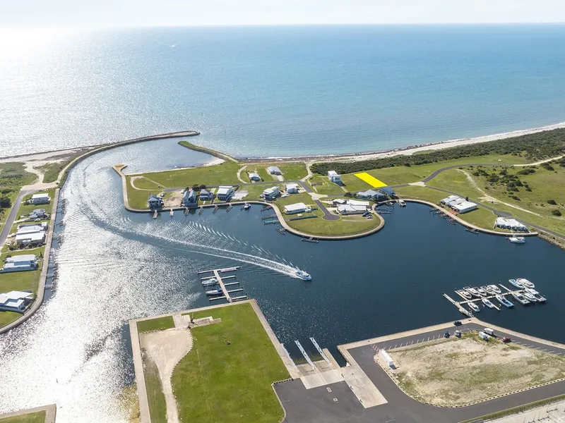 Amzing Panoramic water views and beach frontage on the Marina !!