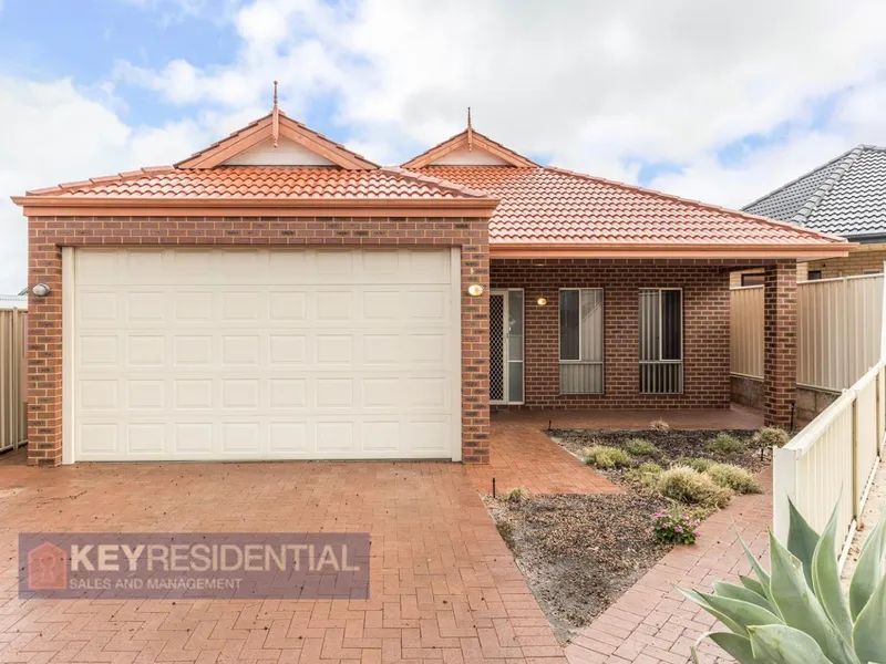 STUNNING ROOMY HOME CLOSE TO EVERYTHING