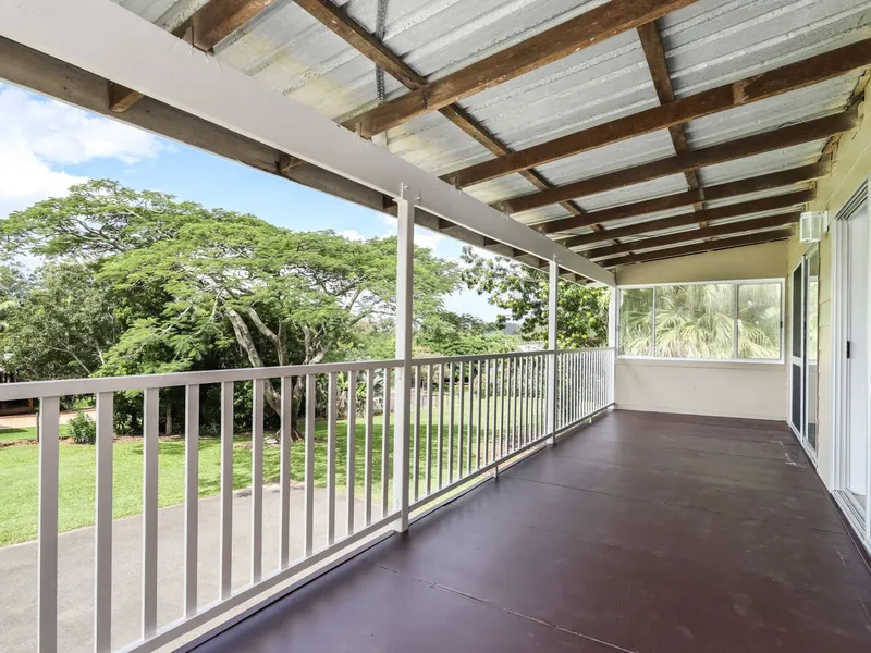 Spacious Flat in Great Location!