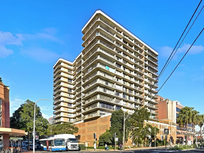 Sunny & Spacious North East Facing unit with stunning district views
