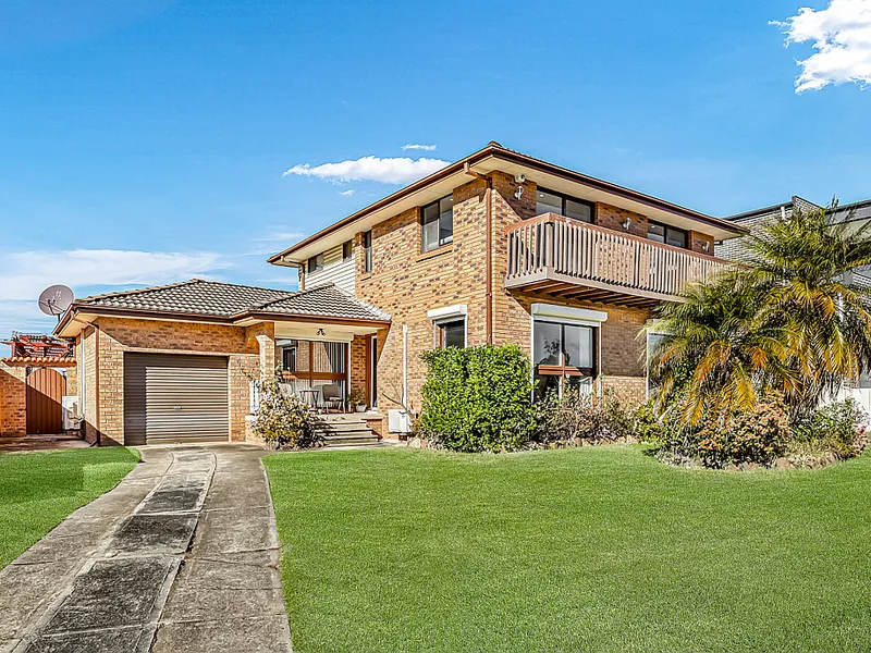 Seven bedrooms on a 560.5sqm block - Close to amenties