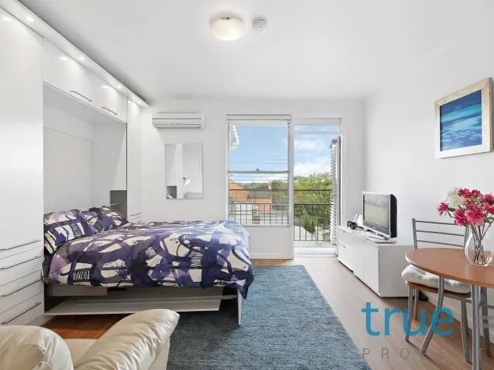 FULLY FURNISHED AND PERFECTLY LOCATED TOP FLOOR STUDIO APARTMENT