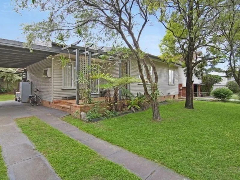 Original cottage in one of Taringa’s best streets