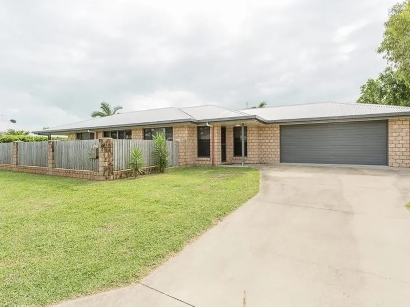 FULLY AIR CONDITIONED FAMILY HOME - 300 METRES TO THE BEACH