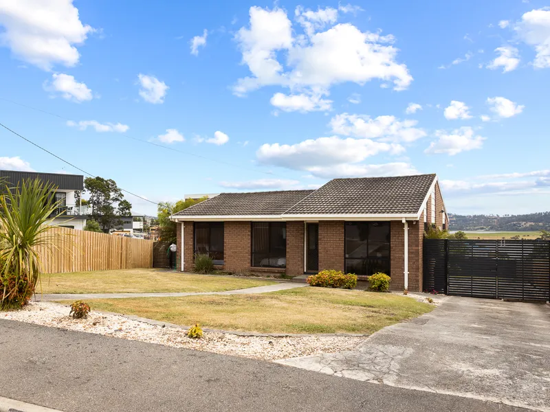 Low maintenance, brick & tile home + water views – brilliant starter or smart investment.