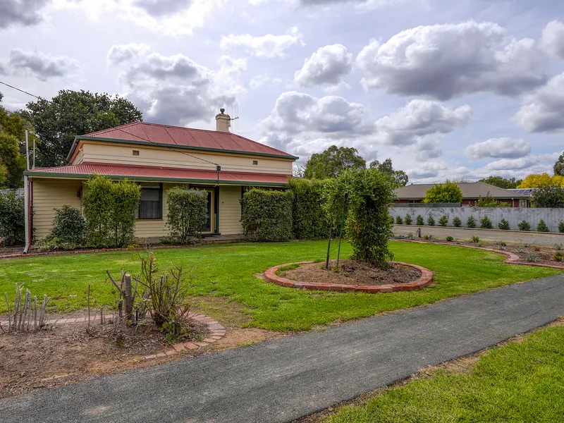 1900's Homestead on a huge residential block!