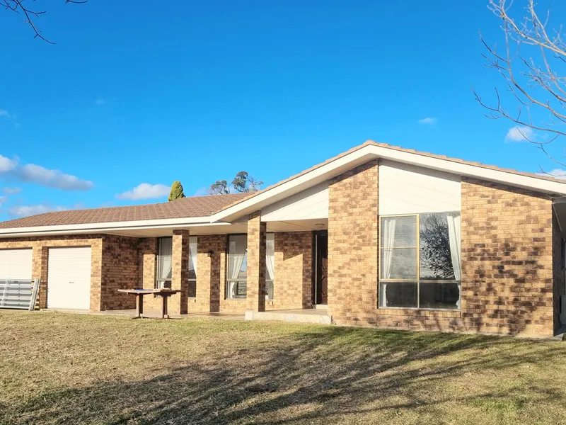 Stunning Large Family Home, 10 minutes drive from Deepwater.