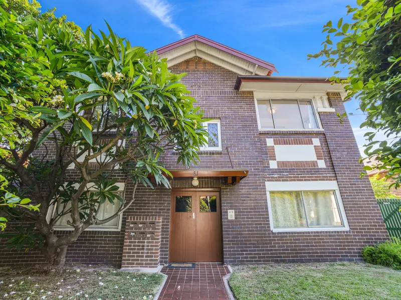 Two Bedroom Art Deco Apartment in Prime Location