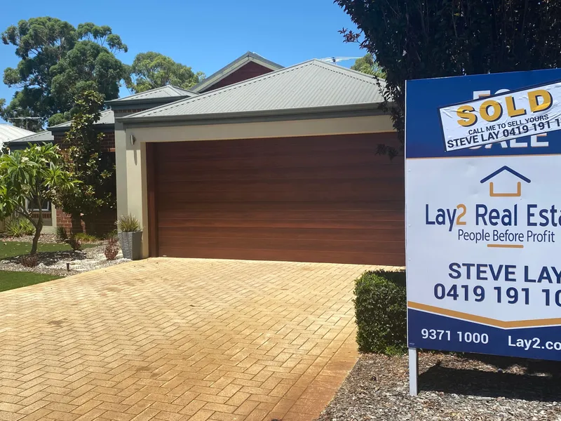 4 Bed Beauty Perfect for Couples, Professionals & Down Sizers on the Bayswater Border.