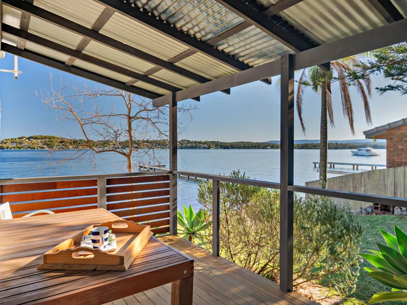 PREMIUM LAKE MACQUARIE ABSOLUTE WATERFRONT: IDYLLIC LIFESTYLE OPPORTUNITY ON A GENEROUS SCALE