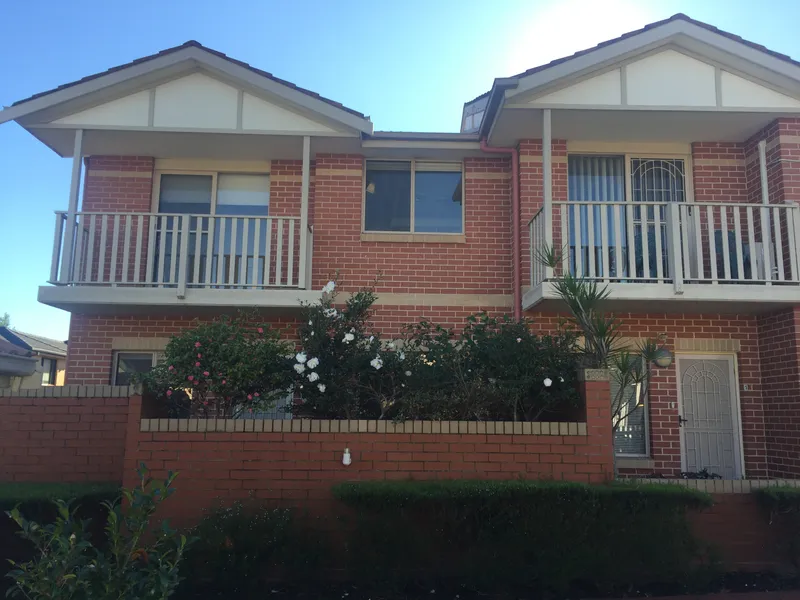 MODERN 3 BEDROOM TOWNHOUSE + DOUBLE GARAGE