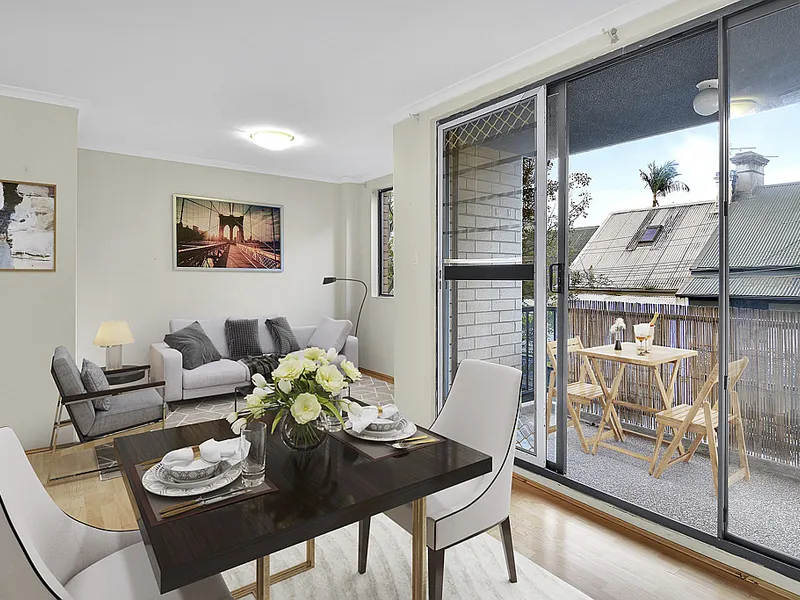 ENTRANCE AT BELVOIR STREET - Two Bedroom Property with Parking and Close to Central Station