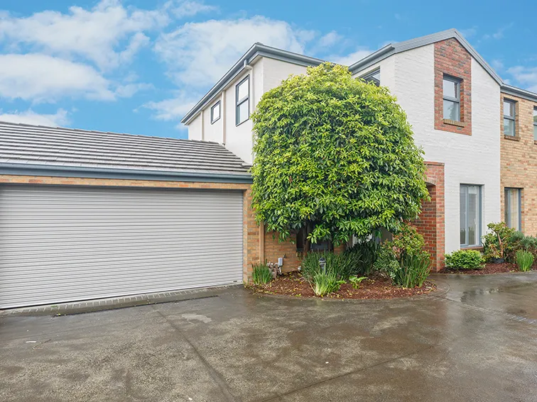 Seclusion, Home Office & Immaculately Presented!!