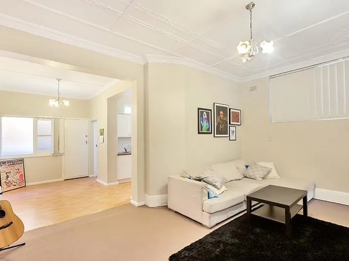 SPACIOUS ONE BEDROOM APARTMENT JUST MOMENTS FROM THE BEACH