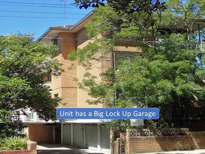 Large one Bedroom Apartment- Private LOCK UP GARAGE- Walk to Shops & COOGEE BEACH- All Big Rooms