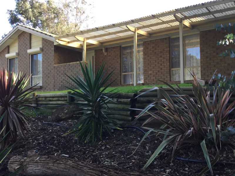 Family home in beautiful Mt Compass - gardener included so sit back and relax!