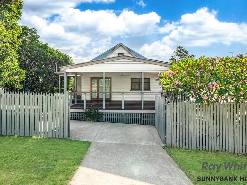 MODERN CHARACTER HOME UNDER 4KM TO BAYSIDE