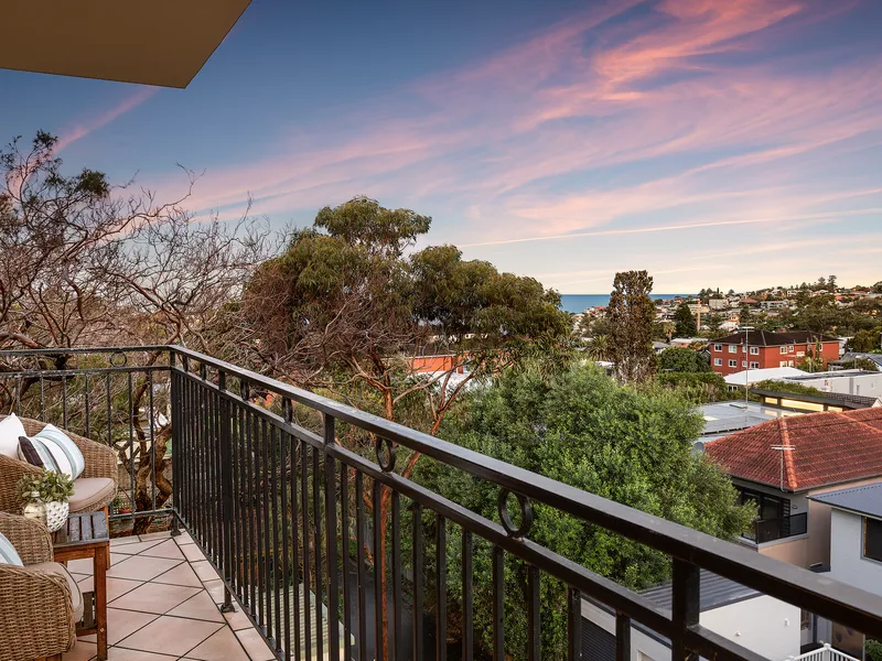 A Bright And Breezy Bronte Apartment With Ocean Views