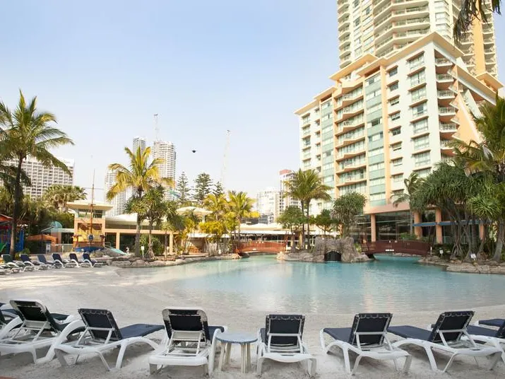 FURNISHED 1 BEDROOM IN THE HEART OF THE GOLD COAST