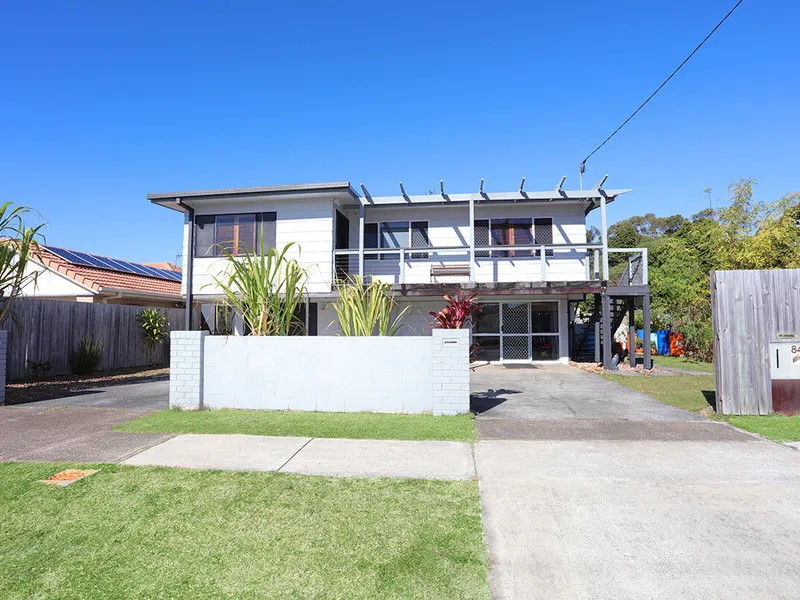 Charming 3-Bedroom house in Prime Runaway Bay Location!