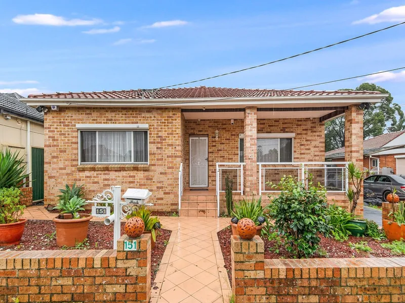 Modern house, self contained accommodation and granny flat on a prime 613sqm block
