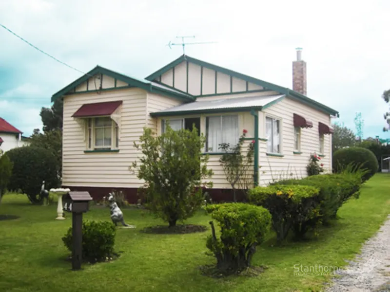 STANTHORPE – ORIGINAL QUEENSLANDER – GREAT POSITION – ¼ ACRE BLOCK