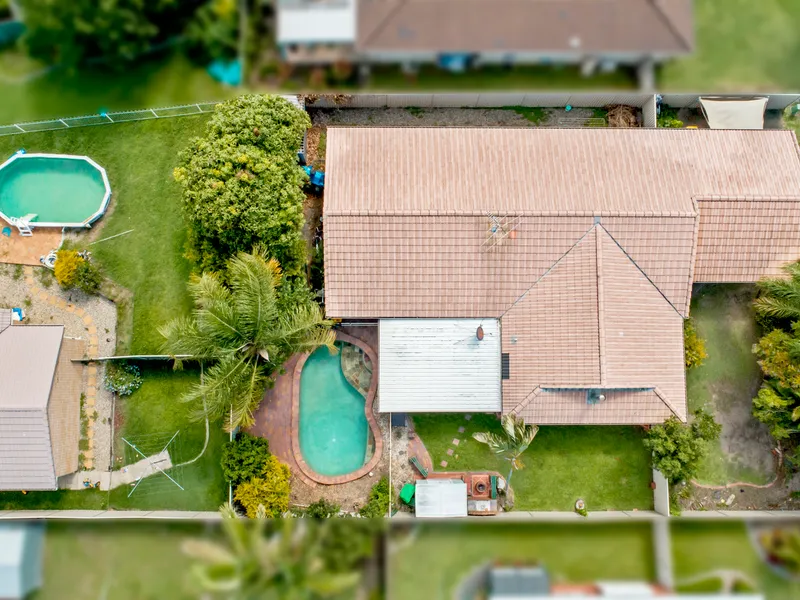 Brick Beauty-Pool-Side Access!