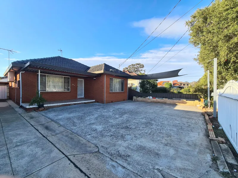 WELL – PRESENTED HOUSE, JUST MINUTES TO STATIONS, SCHOOLS AND ALL AMENITIES !!!