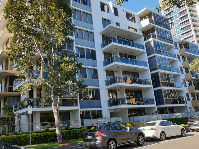 ELEGANT BRIGHT QUIET SPACIOUS TWO BEDROOM APARTMENT