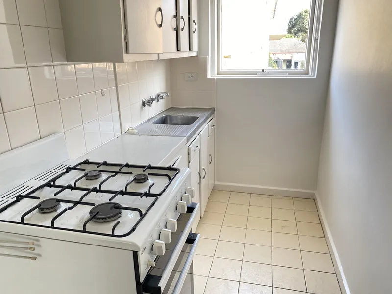 FRESHLY PAINTED TOP FLOOR 2 BEDROOM APARTMENT