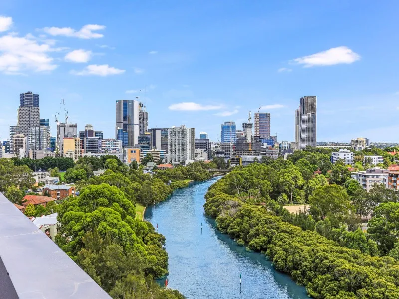 Luxurious riverside penthouse with magnificent Water & City Views