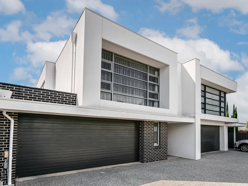 A palatial lock up & leave home between city and sea. 