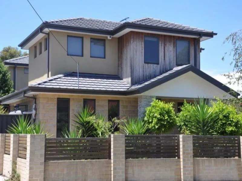 Stunning 2 storey townhouse in brilliant location. 