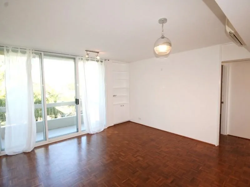 BRIGHT, QUIET AND MODERN - 2 BEDROOM APARTMENT!