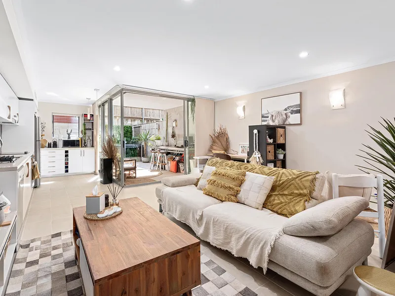 FULLY FURNISHED APARTMENT WITH TWO CARPARKS