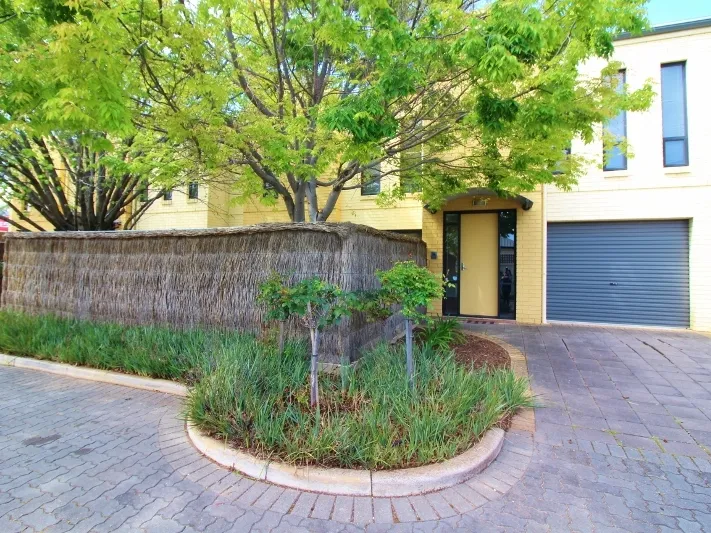 MODERN 3 BEDROOM TOWNHOUSE !