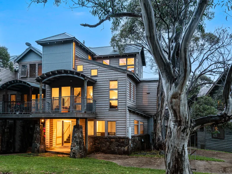 Huge, 5 bedroom townhouse with all the classic features of a Dinner Plain ski chalet