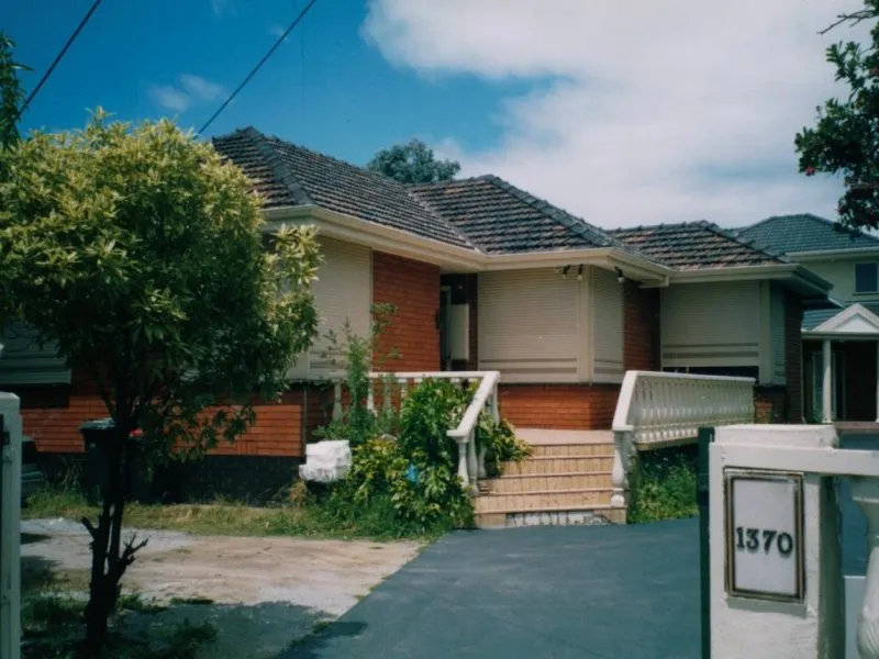 THREE or FOUR BEDROOM FAMILY HOME - NEAR CHADSTONE SHOPPING CENTRE