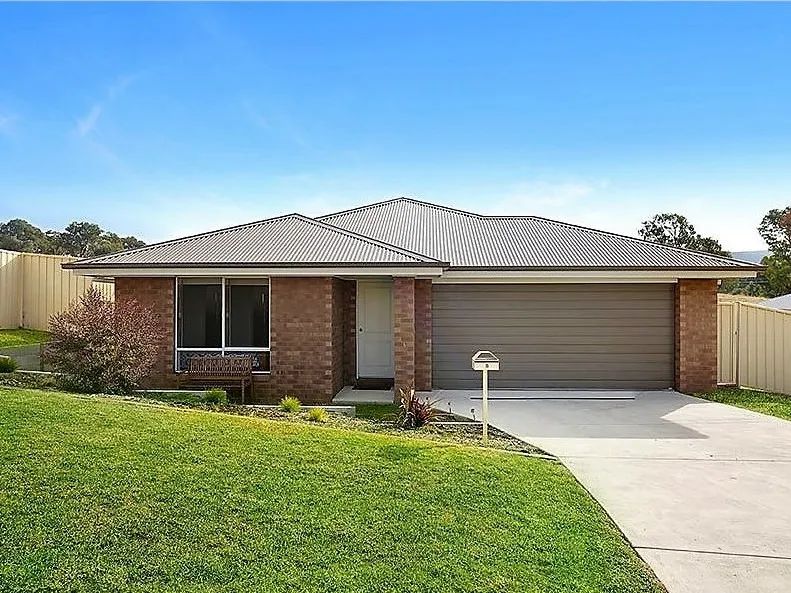 Low maintenance, modern 4br Home