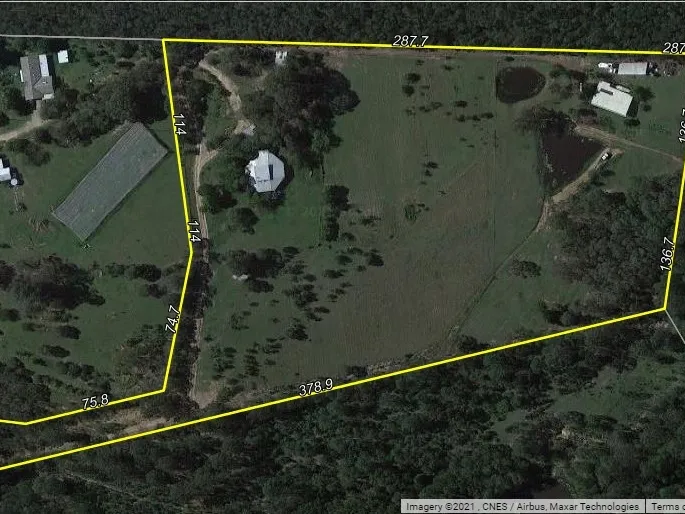 12 acres of undulating land with two homes 5 minutes to the center of Wamuran...