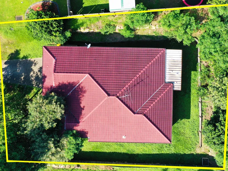 EASY-CARE SINGLE LEVEL WITH LEAFY ASPECT