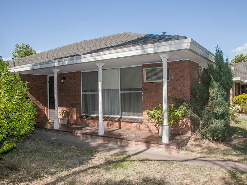 Spacious unit with water usage included in rent. Available 14/04/2021