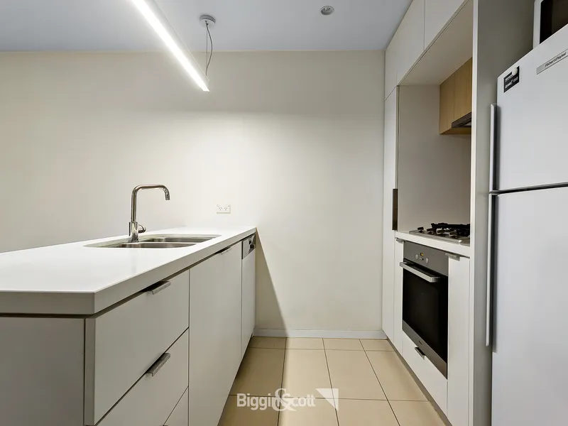 Live on the edge of the city with impressive leafy green views and lifestyle benefits to match this stylish 2-bedroom apartment. 