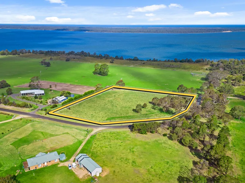 OVERLOOKING THE GIPPSLAND LAKES