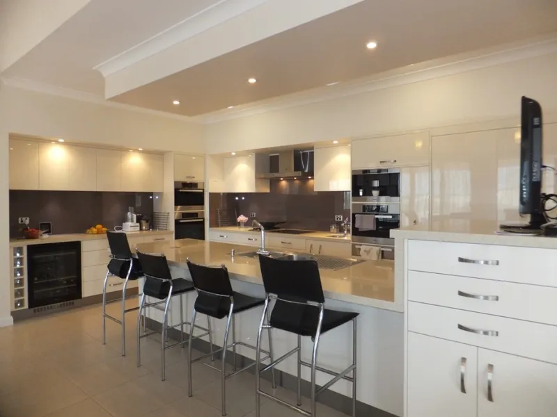 Modern country ‘comfort’ home on 10Ha., eco-friendly.