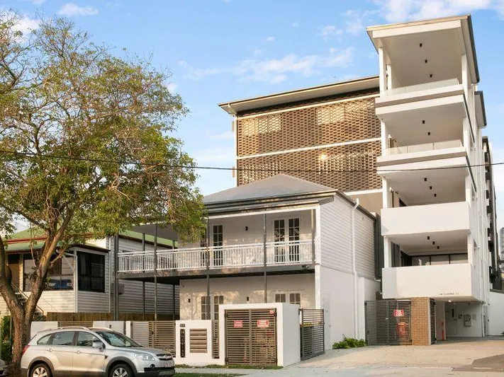 Large modern spacious unit located in the heart of West End