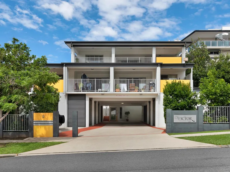 2 bedroom apartment with private courtyard - Don't Miss this one! 