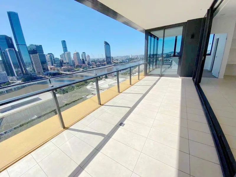 Oversize 2 Bedroom with Stunning City & River Views 